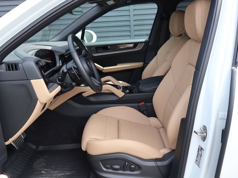 Certified 2026 Porsche Cayenne AWD/4WD image 5
