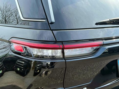 Certified 2024 Jeep Grand Cherokee Laredo X w/ Luxury Tech Group I AWD/4WD image 8