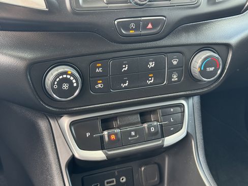 Used 2022 GMC Terrain SLE w/ Elevation Edition image 28