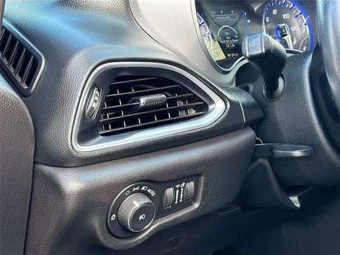 Used 2019 Chrysler Pacifica Touring Plus w/ S Appearance Package image 11