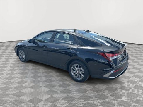 Used 2024 Hyundai Elantra SEL FWD image 7