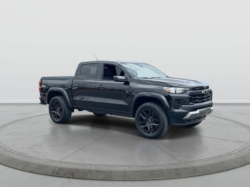 Used 2024 Chevrolet Colorado Trail Boss w/ Technology Package AWD/4WD image 2