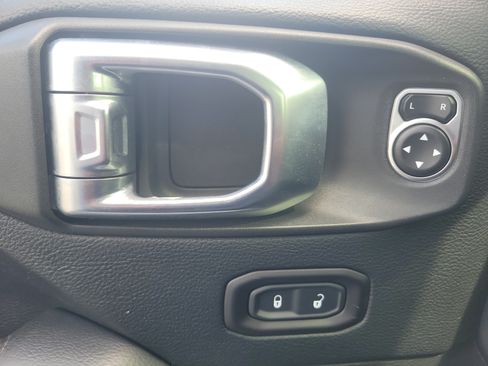 Used 2018 Jeep Wrangler Unlimited Sahara AWD/4WD image 20