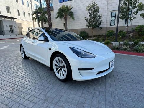 Used 2023 Tesla Model 3 Standard Range image 3