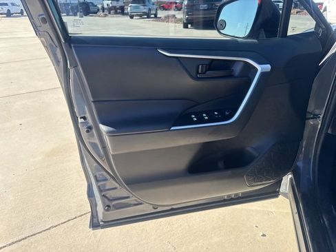 Used 2020 Toyota RAV4 LE image 18