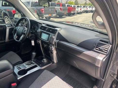 Used 2017 Toyota 4Runner SR5 AWD/4WD image 17