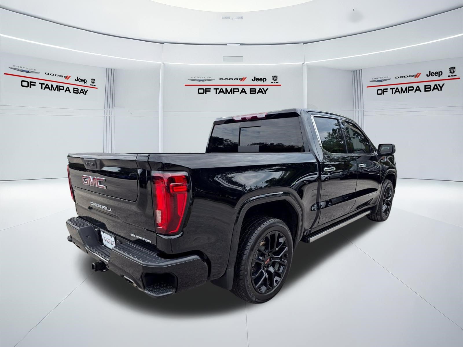 Used 2025 GMC Sierra 1500 Denali AWD/4WD image 8
