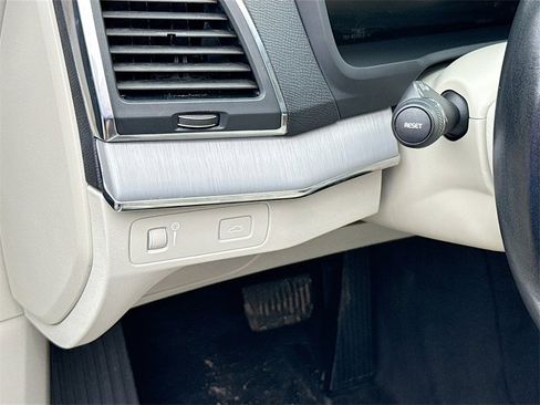 Used 2021 Volvo XC90 T5 Momentum w/ Climate Package image 11