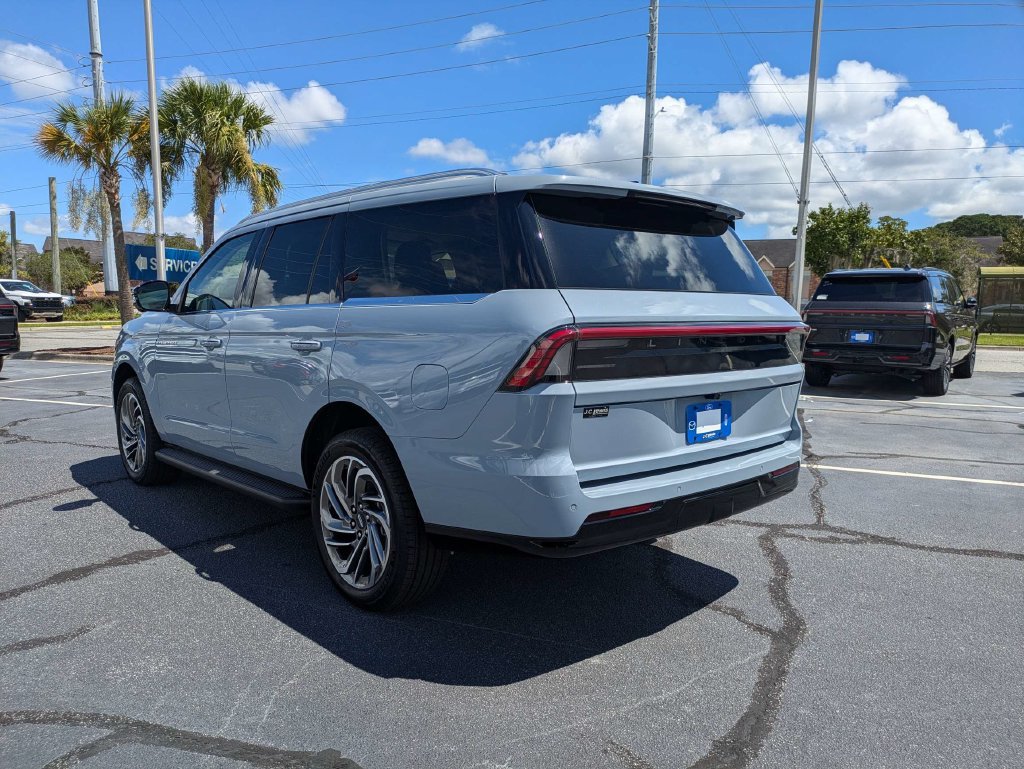 New 2027 Lincoln Navigator Premiere RWD image 6