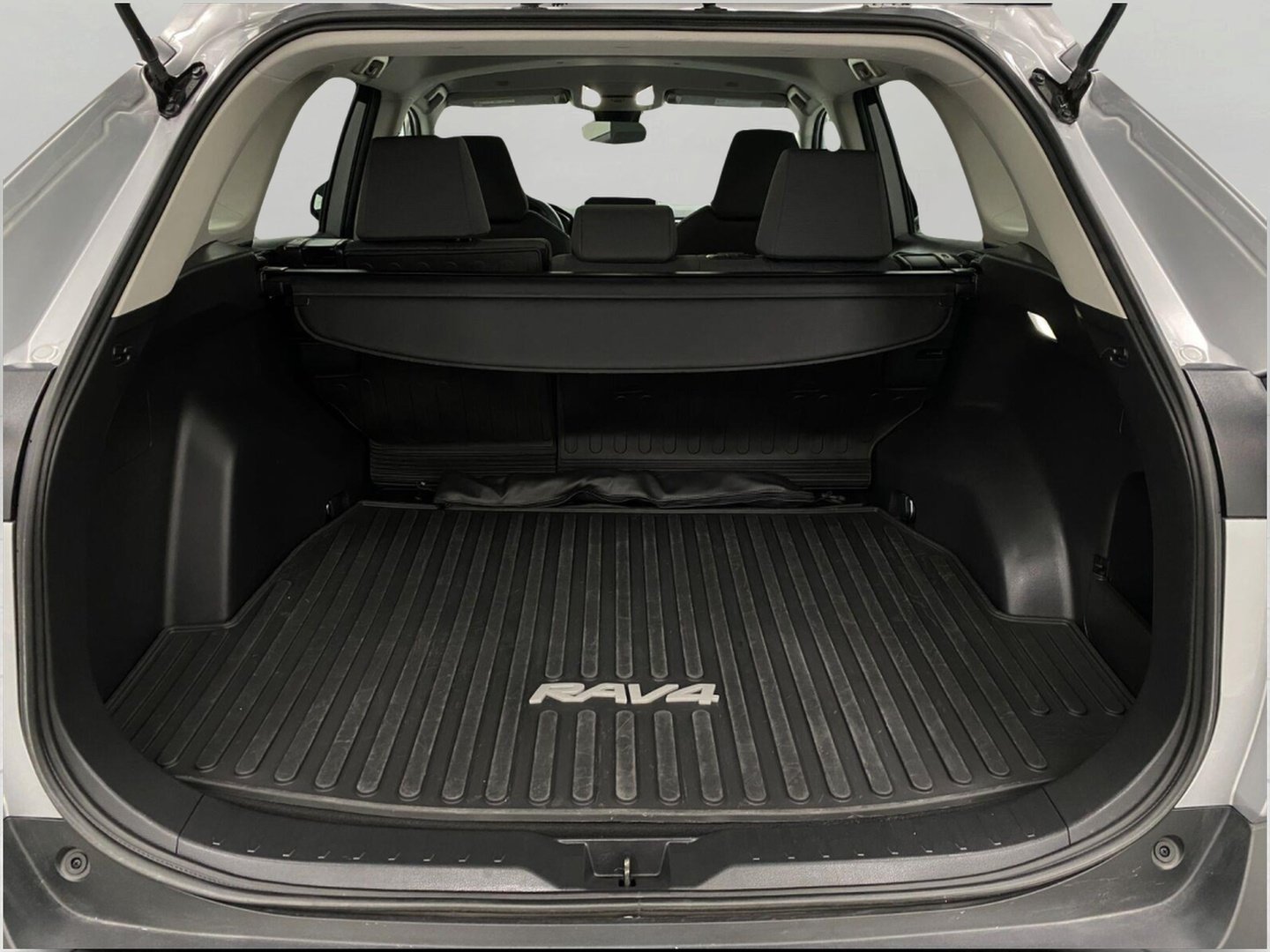 Used 2025 Toyota RAV4 XLE AWD/4WD image 6
