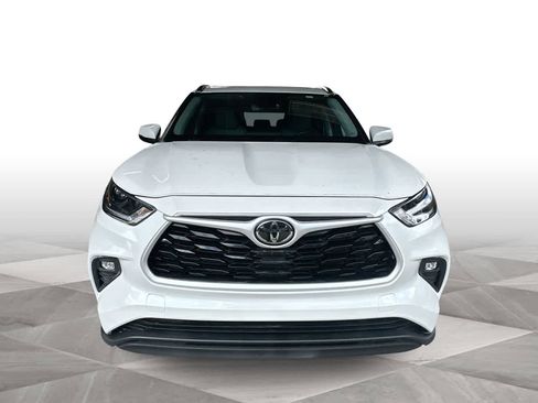 Used 2021 Toyota Highlander XLE FWD image 3