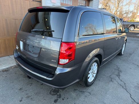 Used 2019 Dodge Grand Caravan SXT image 3