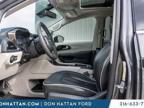 Used 2023 Chrysler Pacifica Limited image 3