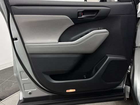 Used 2022 Toyota Highlander LE AWD/4WD image 10