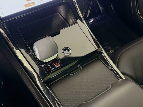 Used 2025 Land Rover Range Rover Sport Dynamic SE image 17