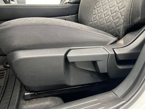 Used 2025 Nissan Kicks SV AWD/4WD image 13