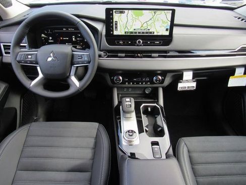 New 2025 Mitsubishi Outlander SE image 10