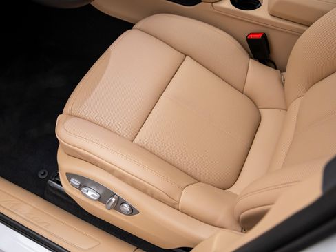 Used 2026 Porsche Macan AWD/4WD image 16