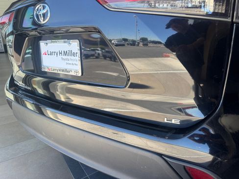 Used 2025 Toyota Highlander LE FWD image 27