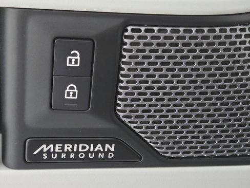 Used 2023 Land Rover Defender 110 SE image 23