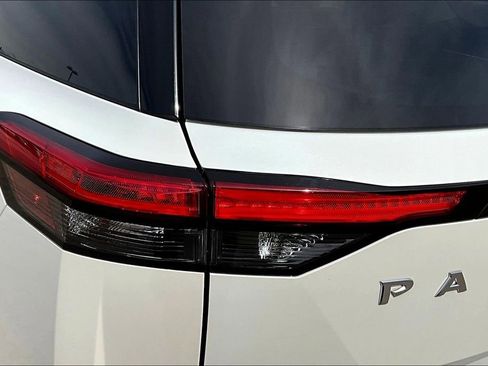 Used 2024 Nissan Pathfinder SL FWD image 23