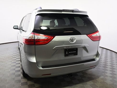 Used 2019 Toyota Sienna XLE image 4