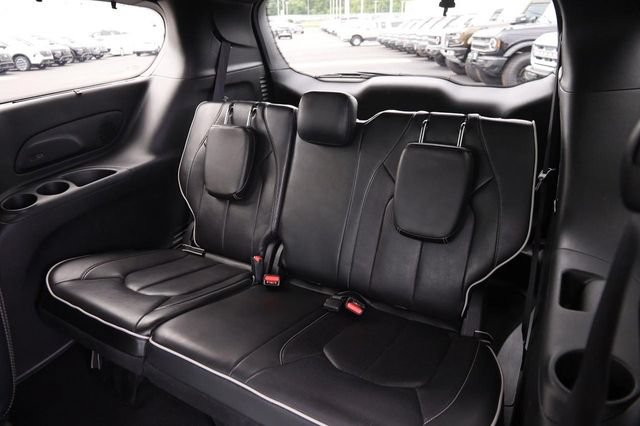Used 2025 Chrysler Pacifica Limited FWD image 12