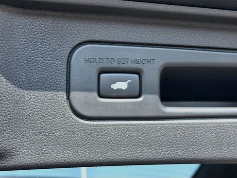 Used 2025 Honda Pilot Black Edition image 32