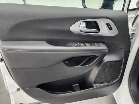 Used 2024 Chrysler Pacifica Limited image 43