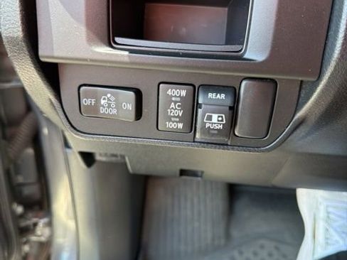 Used 2017 Toyota Tacoma TRD Sport AWD/4WD image 11