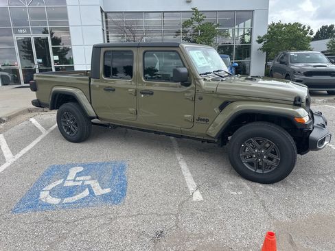 New 2025 Jeep Gladiator Sport image 37