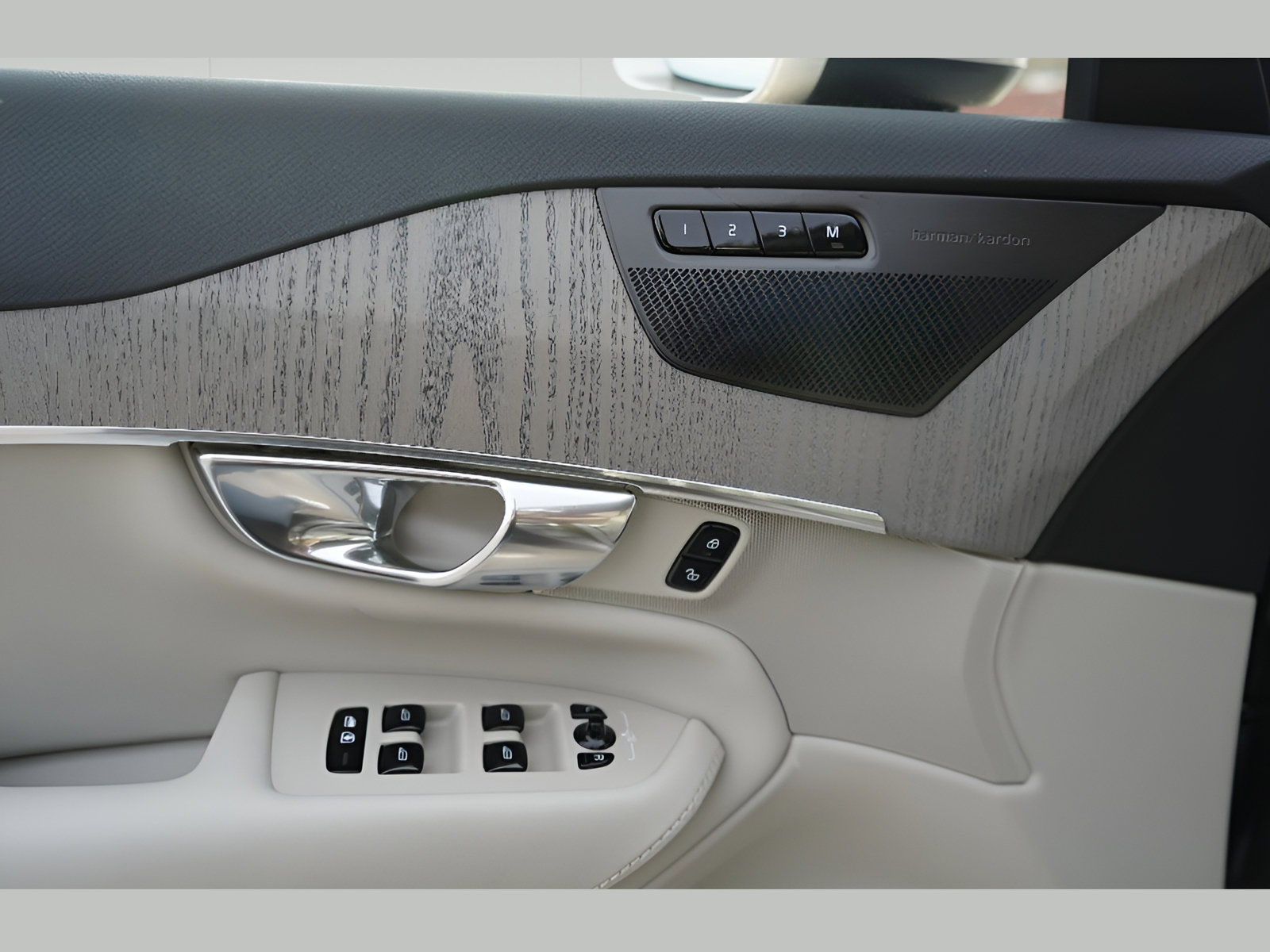 New 2025 Volvo XC90 T8 Plus w/ Protection Package Premier AWD/4WD image 11