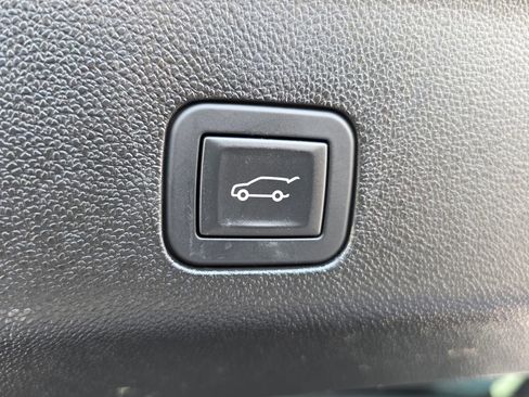 Used 2025 Chevrolet Suburban Premier RWD image 12
