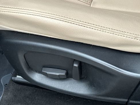 Used 2017 Jaguar F-PACE Premium image 24