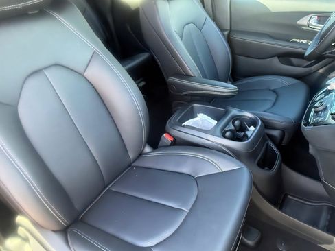New 2026 Chrysler Pacifica Select image 10