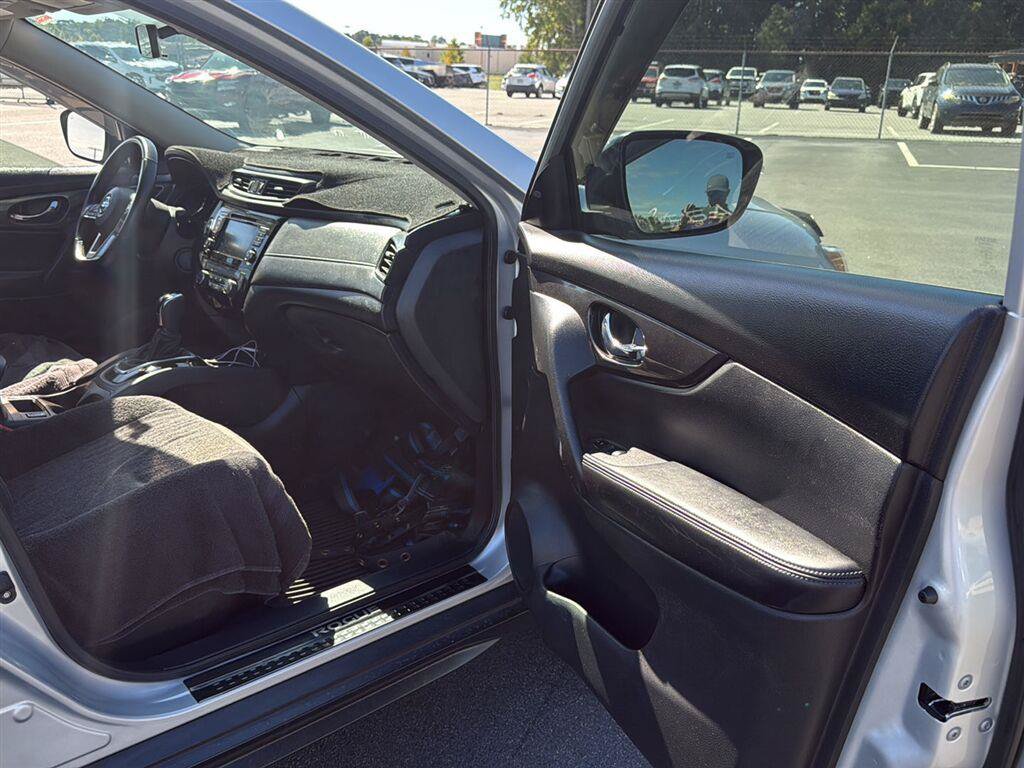 Certified 2020 Nissan Rogue SV FWD image 11