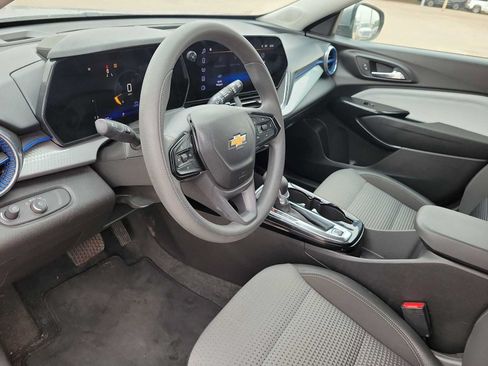 Used 2025 Chevrolet Trax LT FWD image 10