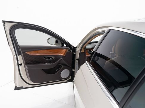 Used 2025 Bentley Flying Spur Plug-In Hybrid AWD/4WD image 10
