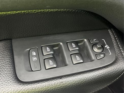 Used 2019 Volvo XC60 T5 Momentum w/ Multimedia Package image 43