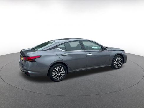 Used 2025 Nissan Altima 2.5 SV FWD image 14
