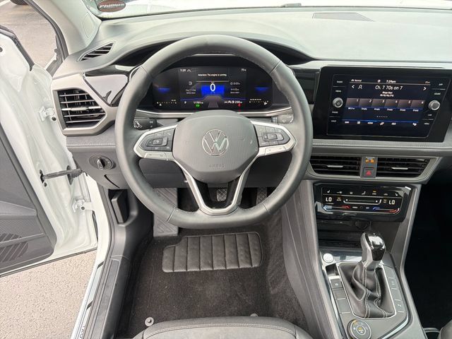 Used 2025 Volkswagen Taos SE AWD/4WD image 13
