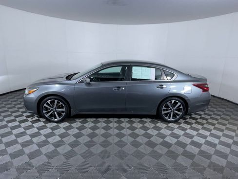 Used 2017 Nissan Altima 2.5 SR w/ LED Appearance Package image 5