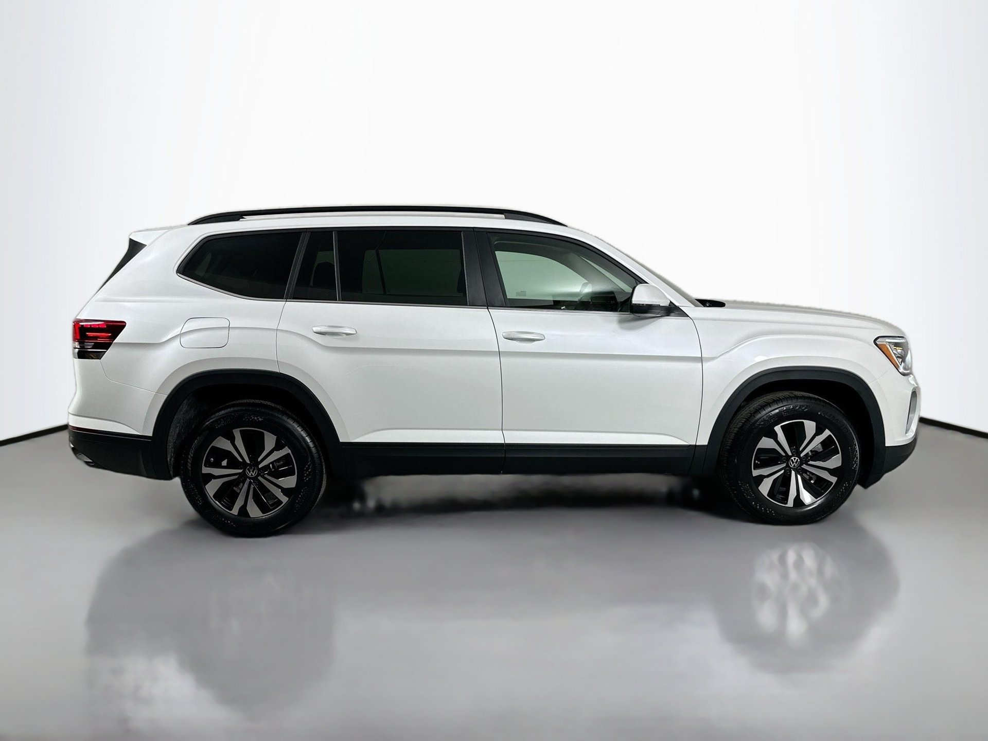 Certified 2026 Volkswagen Atlas SE FWD image 4