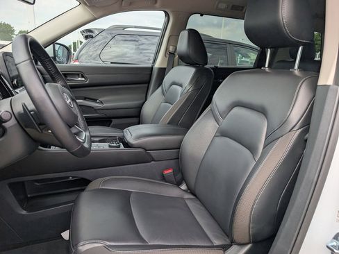 Used 2025 Nissan Pathfinder SL AWD/4WD image 26