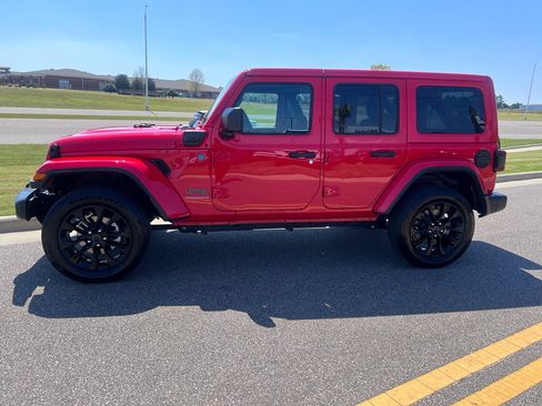 Certified 2025 Jeep Wrangler Unlimited Sahara w/ Safety Group AWD/4WD image 7