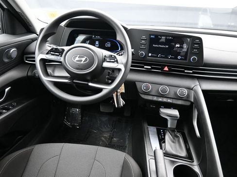 Certified 2025 Hyundai Elantra SE image 19