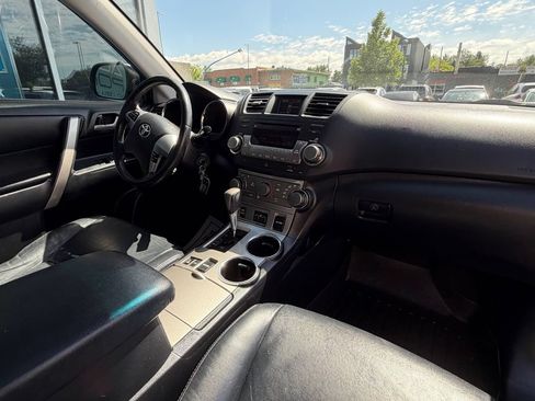 Used 2012 Toyota Highlander SE w/ Tow Pkg AWD/4WD image 16