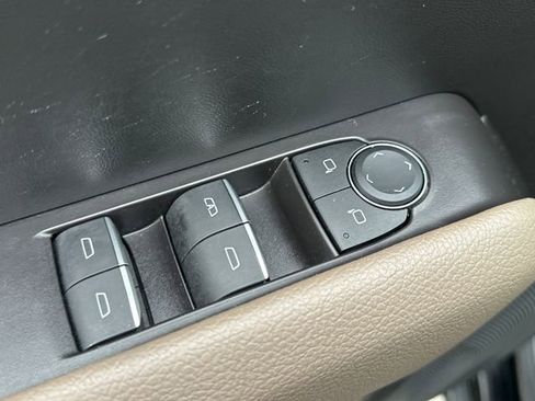 Used 2024 GMC Canyon Denali image 25