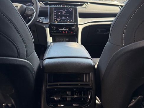 Used 2023 Jeep Grand Cherokee Laredo AWD/4WD image 24