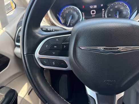 Used 2022 Chrysler Pacifica Limited FWD image 17